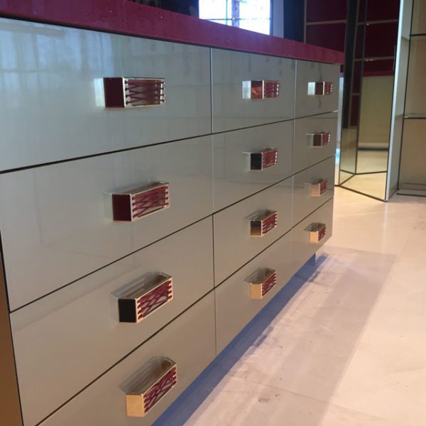 Drawers with corset handles